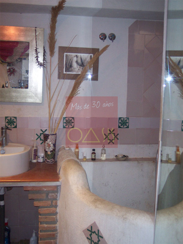 Baño de casa en venta en el Albaicín, Granada.