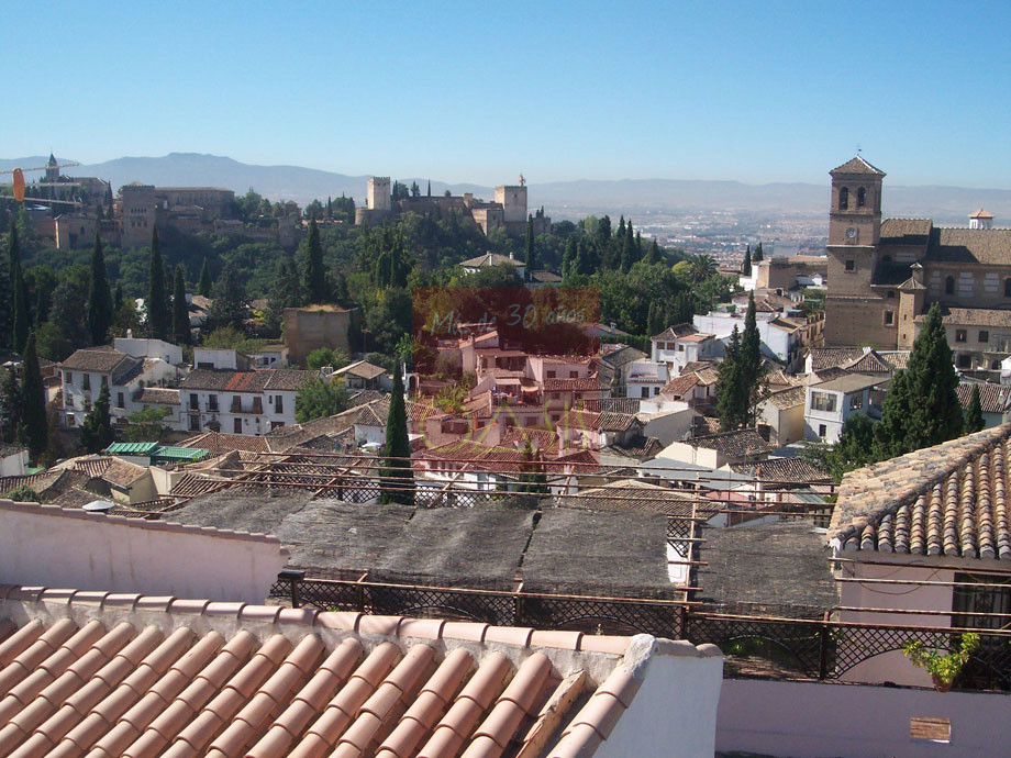 La Alhambra desde una casa en venta en el Albaicín, Granada.