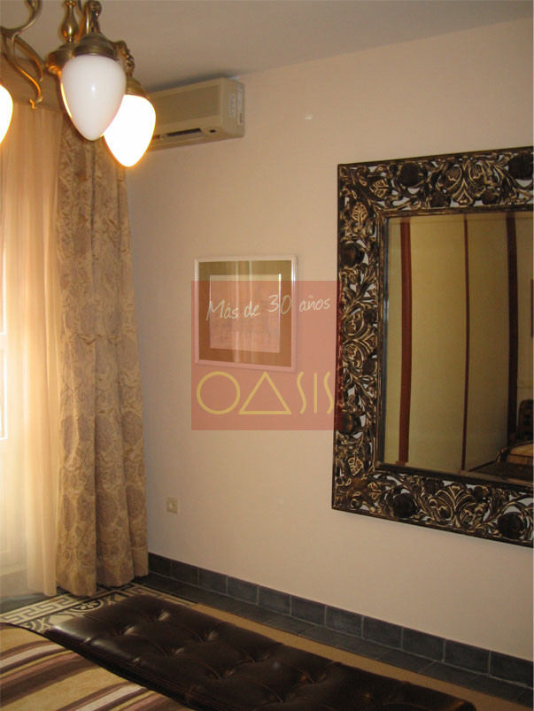 Detalle de dormitorio de piso en venta en el centro de Granada.