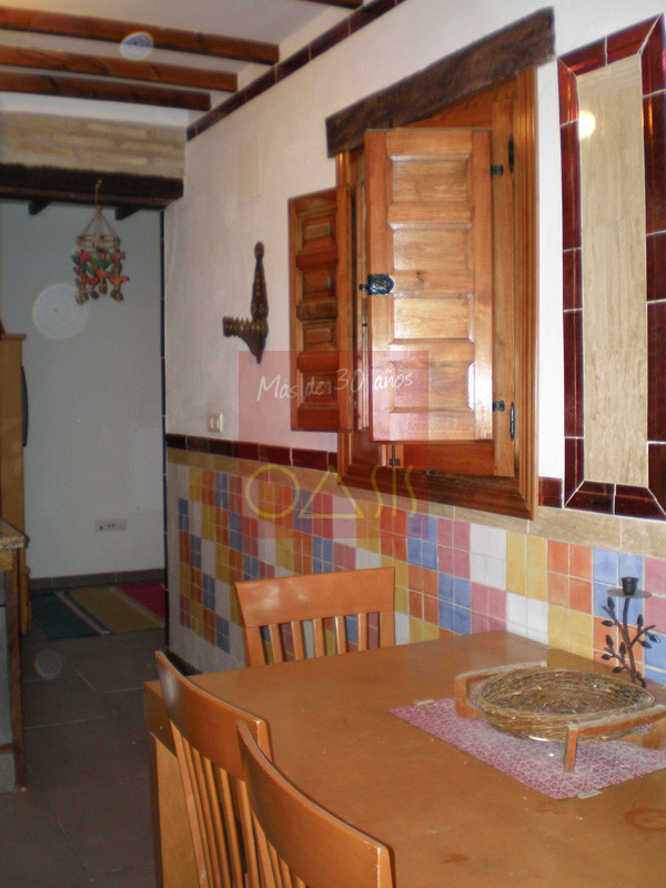 Comedor de apartamento en venta situado en el barrio Albaicín, Granada.