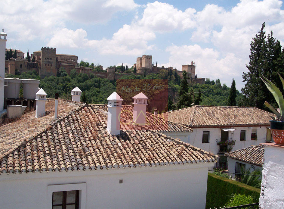 Vistas a la Alhambra desde casa del Albaicín, Granada.