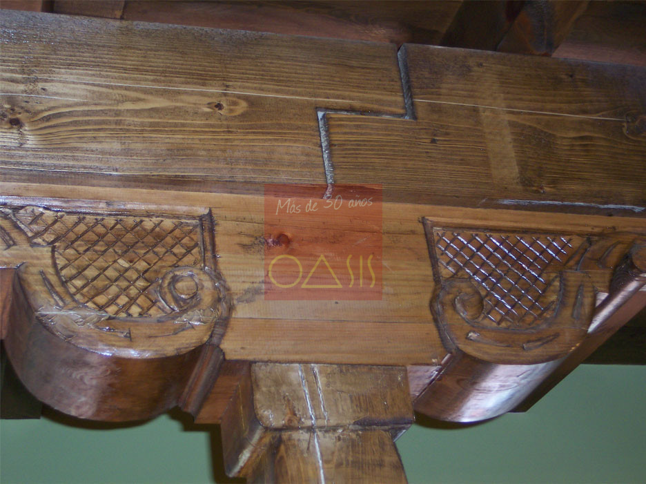 Detalle de una columna de madera en casa del Albaicín, Granada