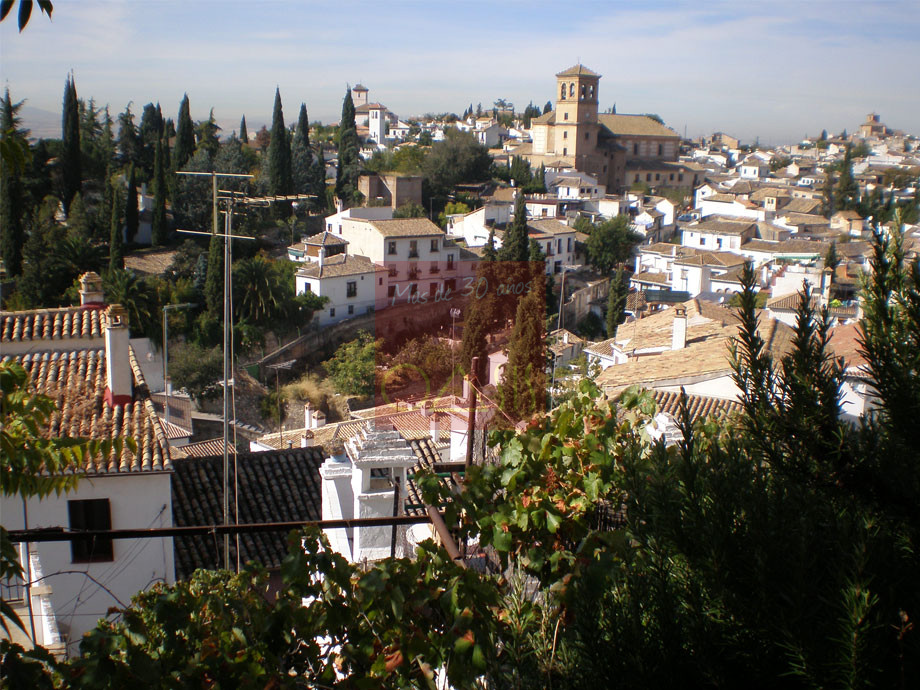 Vistas al barrio Albaicín desde casa en venta en Granada.