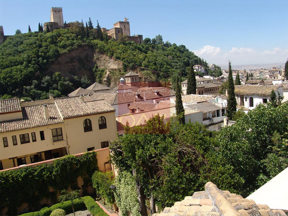 Vistas a la Alhambra desde piso en Albacín Bajo, Granada.