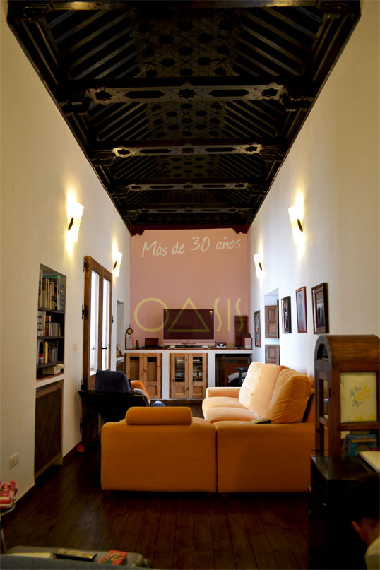 Salón de casa morisca en venta localizada en el histórico barrio Albaicín, Granada.