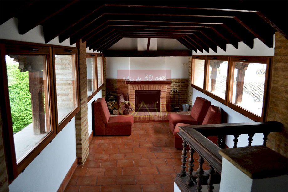 Salón con chimenea de casa morisca en el Albaicín, Granada.