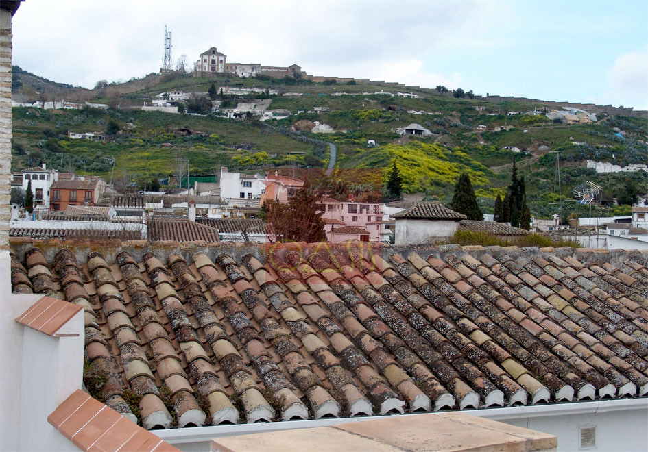 Vistas al Sacromonte desde casa en venta, Albaicín, Granada.