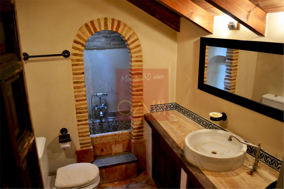 Baño de casa morisca, Albaicín, Granada.