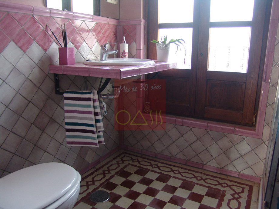 Detalle del baño de un loft en alquiler en el Albaicín, Granada.