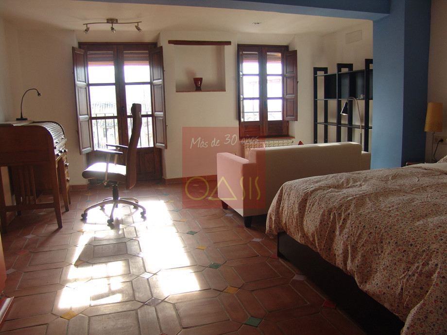 Detalle del dormitorio de un loft a la venta en Granada.